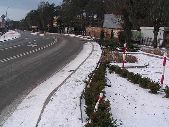 Dziwnwek: Policjant na bani nie wyrobi na zakrcie i uderzy w barierki ochronne