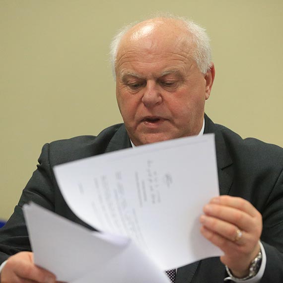 Kopoty Starosty Kamieskiego z on dyrektork? Kto straci w tym przypadku stoek?