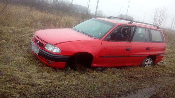 Porzucony opel straszy koło Recławia. Właściciel o nim zapomniał?