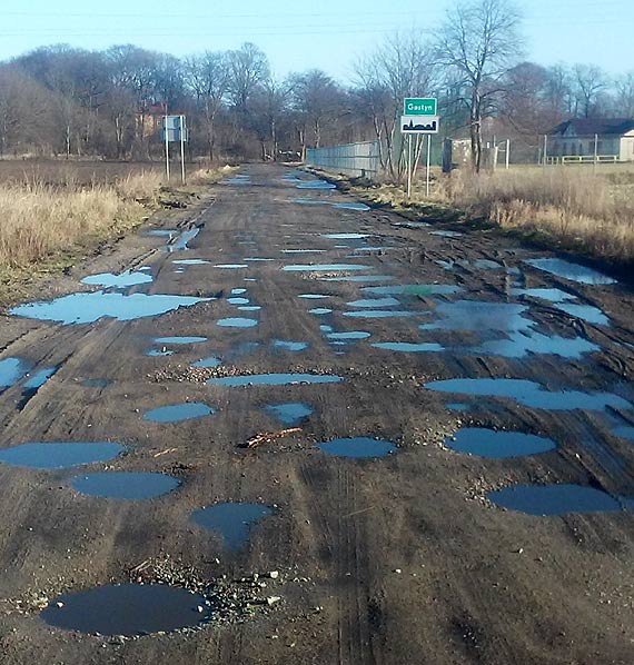 Czytelnik: Droga Gostyń-Rybice jest w tragicznym stanie... Wójt Świerzna odwraca głowę od problemu?