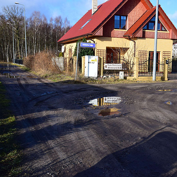 Czytelnik: Ulica Usługowa w Międzyzdrojach to istny tor przeszkód. Można urwać koło