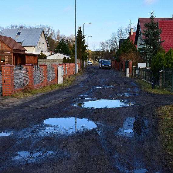 Czytelnik: Ulica Usługowa w Międzyzdrojach to istny tor przeszkód. Można urwać koło