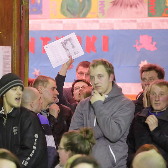 Szkoa Podstawowa w Gostyniu pogrzebana? Mieszkacy i nauczyciele czuj si oszukani przez wjta. Zobacz filmy!