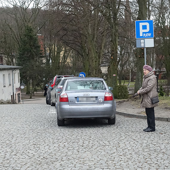 Czytelnik: Strefa patnego parkowania nadal obowizuje? Znak dezinformuje kierowcw