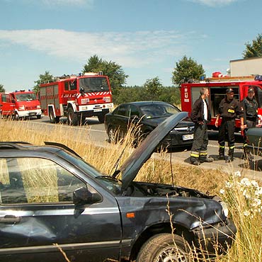 Ostromice: Dachował volkswagen. Matka i 3-letnie dziecko zabrano do szpitala