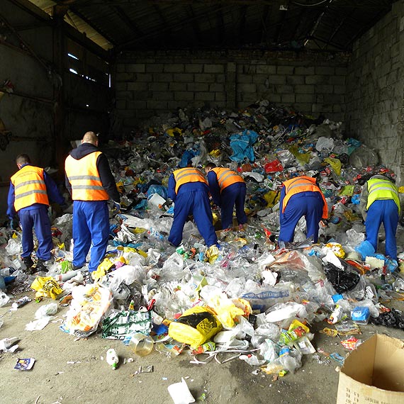 Szukasz pracowników? Możesz za darmo lub odpłatnie zatrudnić skazanych! Przeczytaj i dowiedz się gdzie mogą pracować!