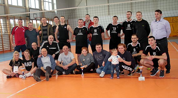 Zesp siatkarzy w Wysokiej Kamieskiej zdoby Puchar Wjta Gminy wierzno w Turnieju Piki Siatkowej