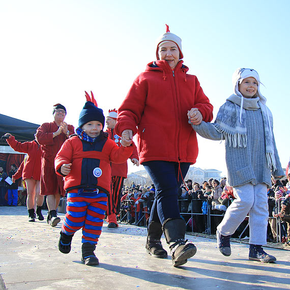 Kpielowy karnawa morsw na play w Ahlbeck. Zobacz film!