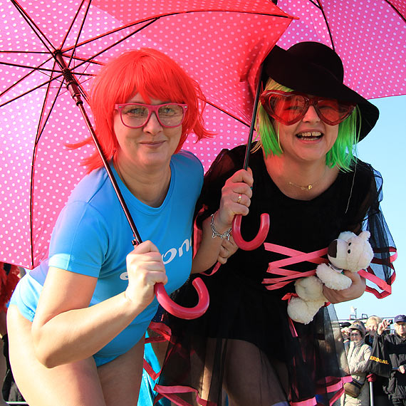 Kpielowy karnawa morsw na play w Ahlbeck. Zobacz film!