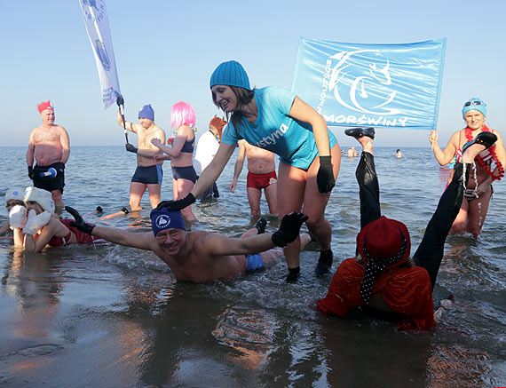 Kpielowy karnawa morsw na play w Ahlbeck. Zobacz film!