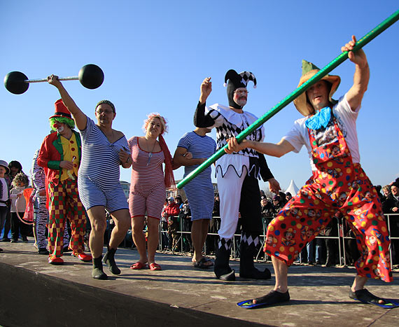 Kpielowy karnawa morsw na play w Ahlbeck. Zobacz film!