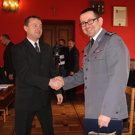 Burmistrz i radni poegnali odchodzcego na emerytur Krzysztofa Sito byego ju komendanta kamieskiej Policji