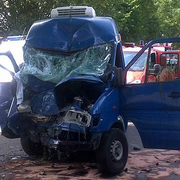 Tragiczny wypadek. Kierowca zgin�� po zderzeniu z drzewem