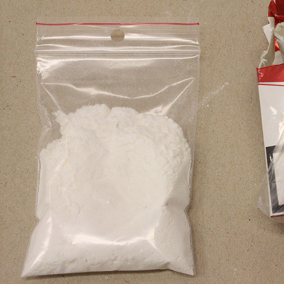 35- latek ukry� w mieszkaniu narkotyki. Policjanci zabezpieczyli ponad 30 gram�w amfetaminy i marihu