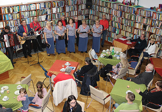 Zimowy wieczr poezji w bibliotece w Midzyzdrojach