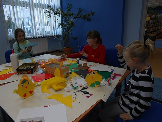 Dekoracje wiosenne i wielkanocne zagociy w kamieskiej bibliotece!
