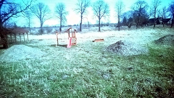 Dziki plac zabaw zagubiony wrd traw...
