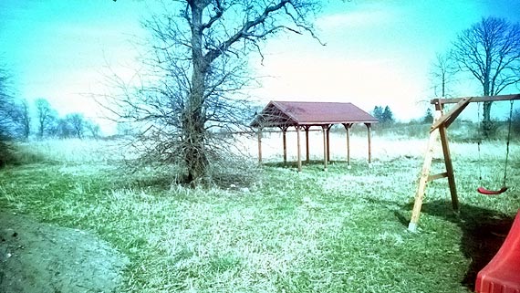 Dziki plac zabaw zagubiony wrd traw...