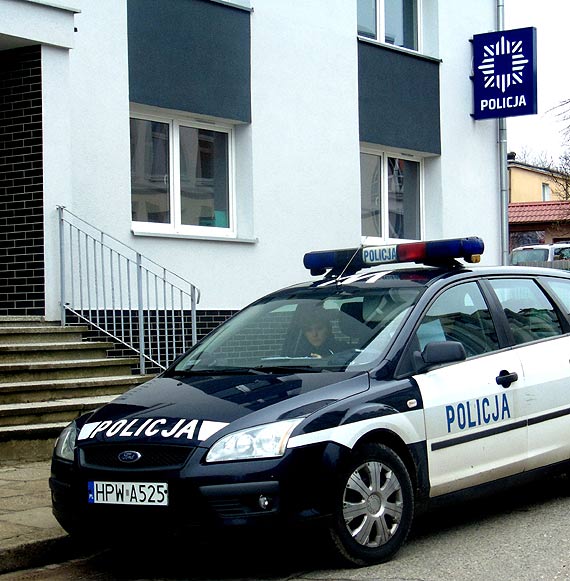 Mając 2,5 promila, wybił szybę w samochodzie sąsiada. Gdy zapukali do niego policjanci, próbował wyskoczyć przez okno!