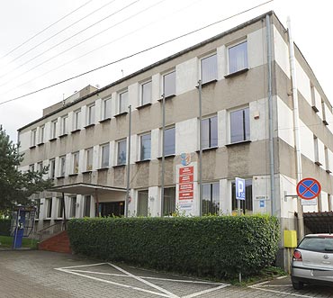 Urz�dnicy poprawi� sobie komfort pracy. Uczniowie b�d� musieli codziennie doje�d�a�