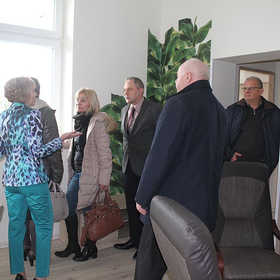 Radni powiatowi lustruj wyremontowane placwki opiekuczo-wychowawcze w Wisece i Lubinie