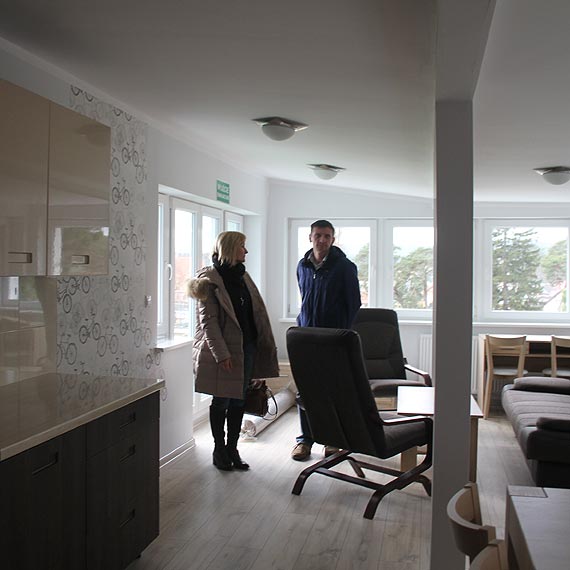 Radni powiatowi lustruj wyremontowane placwki opiekuczo-wychowawcze w Wisece i Lubinie