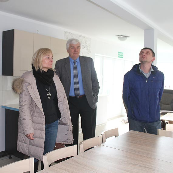 Radni powiatowi lustruj wyremontowane placwki opiekuczo-wychowawcze w Wisece i Lubinie