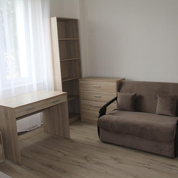 Radni powiatowi lustruj wyremontowane placwki opiekuczo-wychowawcze w Wisece i Lubinie