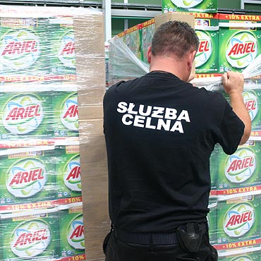 Celnicy przechwycili 22 tony podrobionego proszku do prania