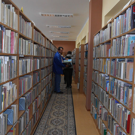 Wychowankowie OREW-u z wizytą w kamieńskiej bibliotece