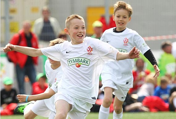 Dzieci z zachodniopomorskiego powalcz� w fina�ach wojew�dzkich Turnieju „Z Podw�rka na Stadion o Puchar Tymbarku” o szans� gry na Stadionie Narodowym