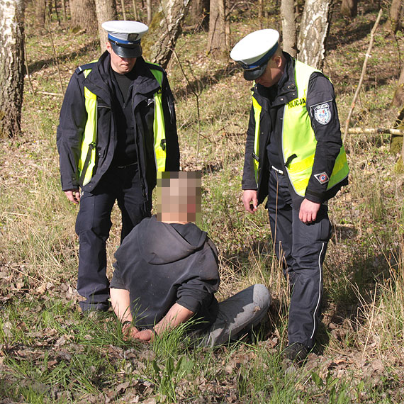 Skasowa znaki drogowe, by potem osi w rowie. Trafi do policyjnego aresztu