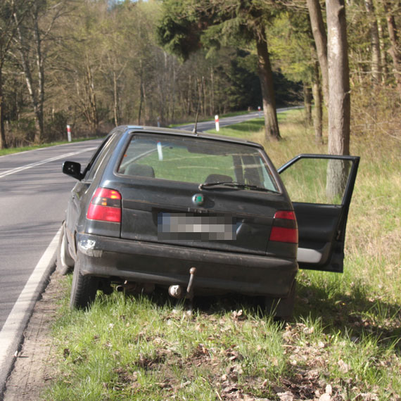 Skasował znaki drogowe, by potem osiąść w rowie. Trafił do policyjnego aresztu