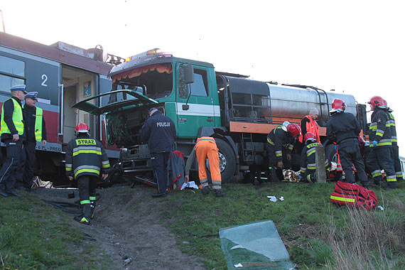 Wypadek w Kamieniu Pomorskim. Ciarwka zderzya si z pocigiem 