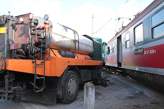 Wypadek w Kamieniu Pomorskim. Ciarwka zderzya si z pocigiem 