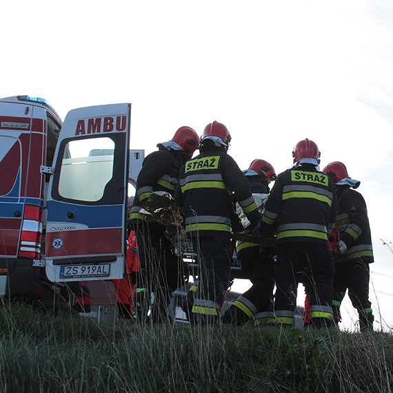 Wypadek w Kamieniu Pomorskim. Ciarwka zderzya si z pocigiem 