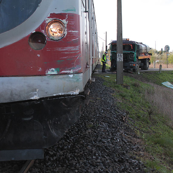 Wypadek w Kamieniu Pomorskim. Ciarwka zderzya si z pocigiem 