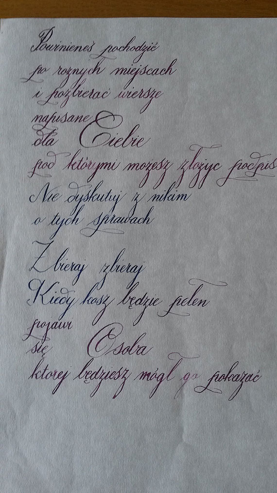 Spotkanie klubu przyjaci Jane Austen. wiczyli sztuk kaligrafii