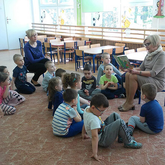 Czytanie bajek w przedszkolu numer 1 w Kamieniu Pomorskim