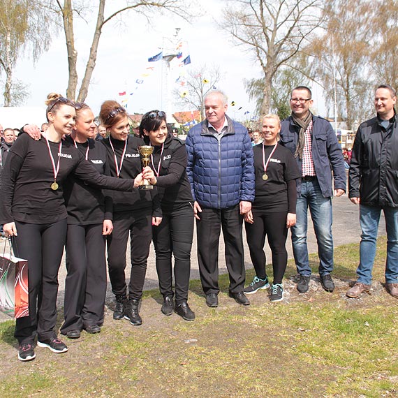 Osada policjantek oraz osada strażaków wygrywają regaty wioślarskie w Dziwnowie