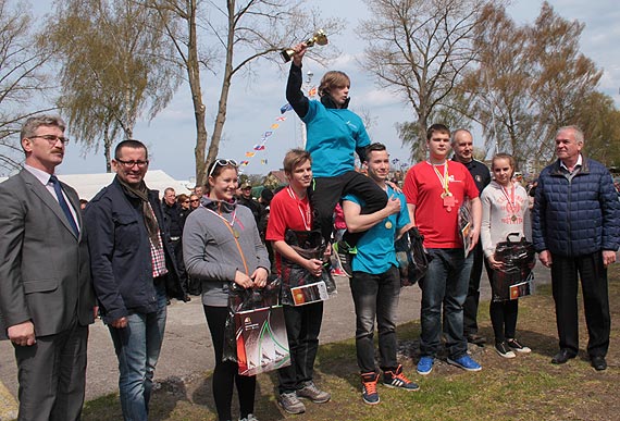 Osada policjantek oraz osada strażaków wygrywają regaty wioślarskie w Dziwnowie