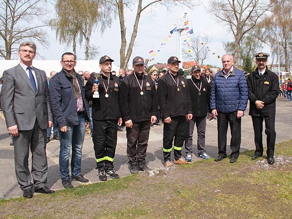 Osada policjantek oraz osada strażaków wygrywają regaty wioślarskie w Dziwnowie