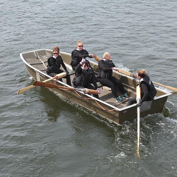 Osada policjantek oraz osada strażaków wygrywają regaty wioślarskie w Dziwnowie