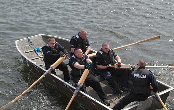 Osada policjantek oraz osada strażaków wygrywają regaty wioślarskie w Dziwnowie
