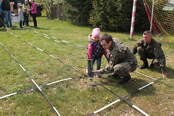 Osada policjantek oraz osada strażaków wygrywają regaty wioślarskie w Dziwnowie