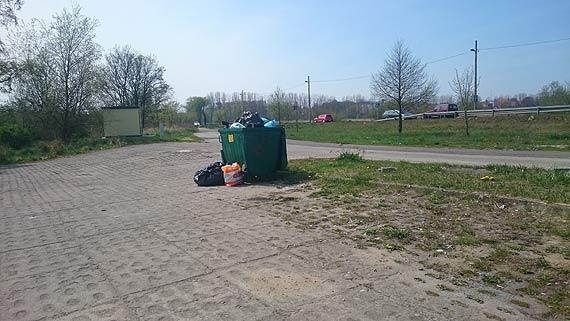 Jest kontener, s mieci... nie ma sub odpowiedzialnych za porzdek