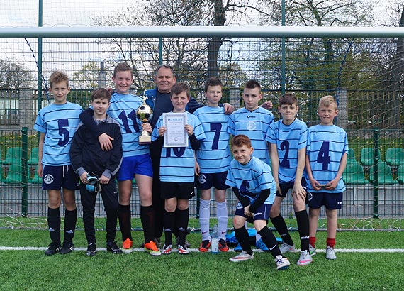 Mistrzami Powiatu Kamieskiego w Pice Nonej w ramach Igrzysk Modziey Szkolnej 2015/2016 zostali chopcy ze Szkoy Podstawowej Nr 1 im. Bolesawa Chrobrego w Kamieniu Pomorskim