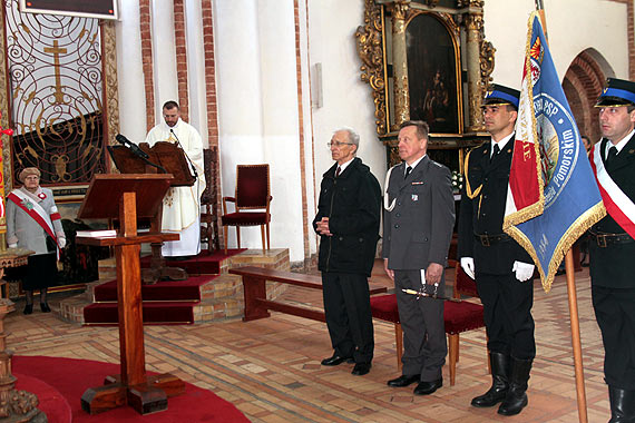 Kamieskie obchody wita Narodowego Trzeciego Maja pod pomnikiem Stanisawa Staszica