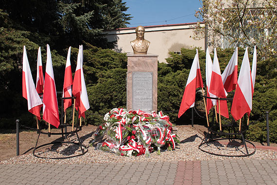 Kamieńskie obchody Święta Narodowego Trzeciego Maja pod pomnikiem Stanisława Staszica