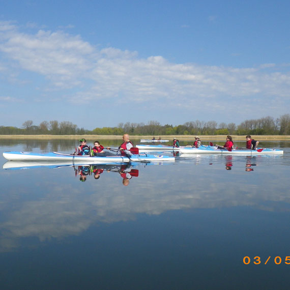 W dniu Święta Narodowego Trzeciego Maja kajakami dookoła Wyspy Chrząszczewskiej